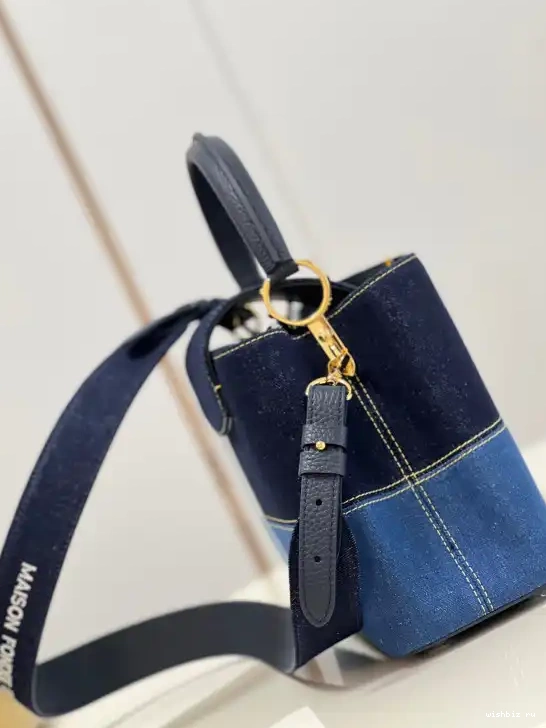 WIS LOUIS MM VUITTON CAPUCINES 0611
